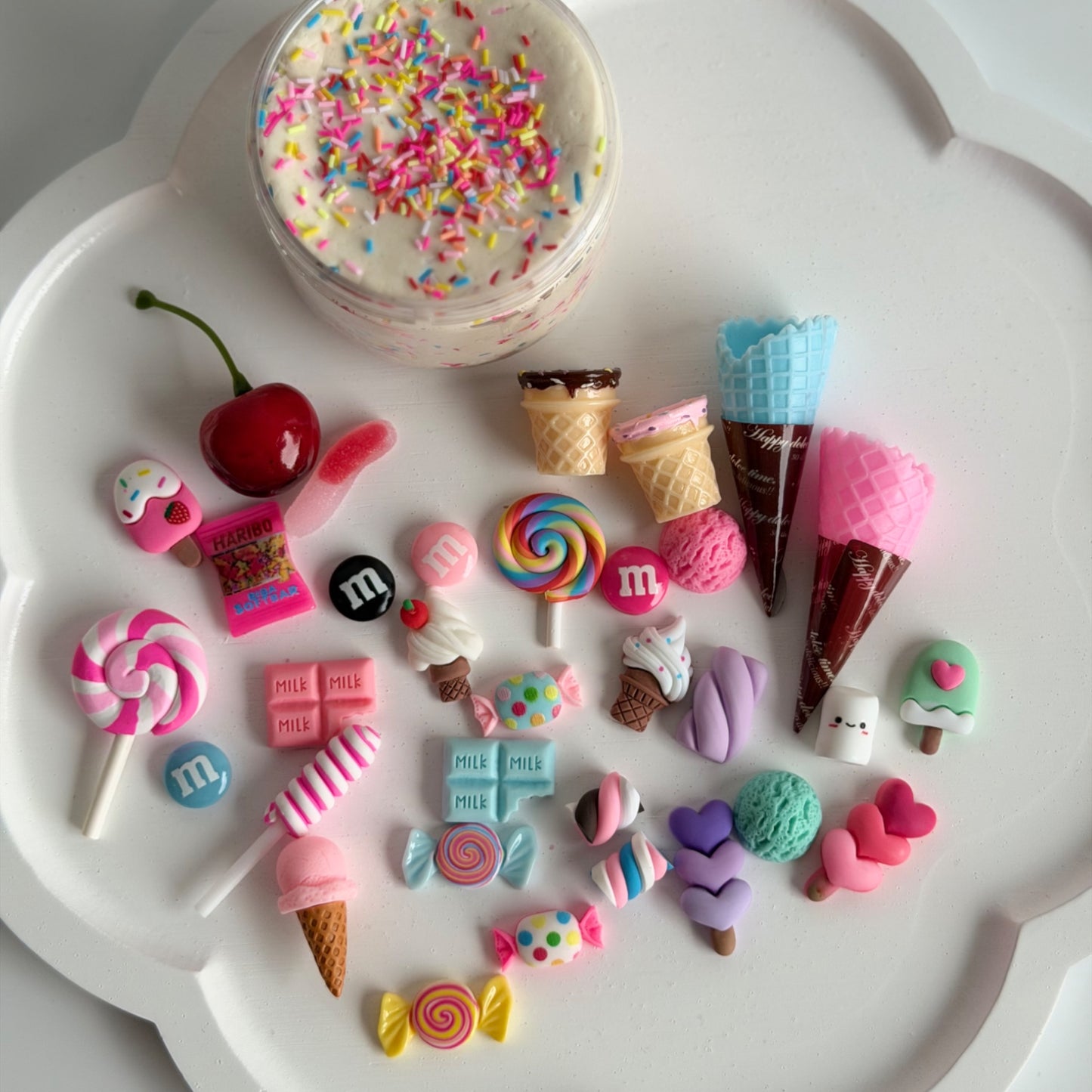Cute mini playdough jars. 250g of super soft playdough. Cute charms to accompany your playdough. Our playdough is handmade in Sydney, Australia. These playdough kits will give your child hours of creative and sensory fun