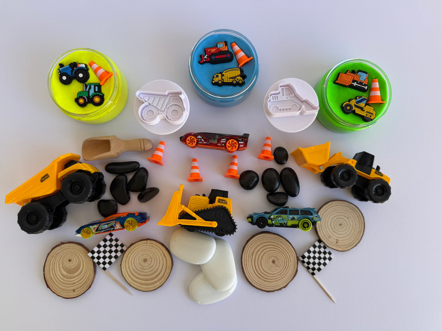 On the go construction playdough kit. Perfect for sensory play. Get creative with this fun construction inspired playdough kit. Made in Australia 