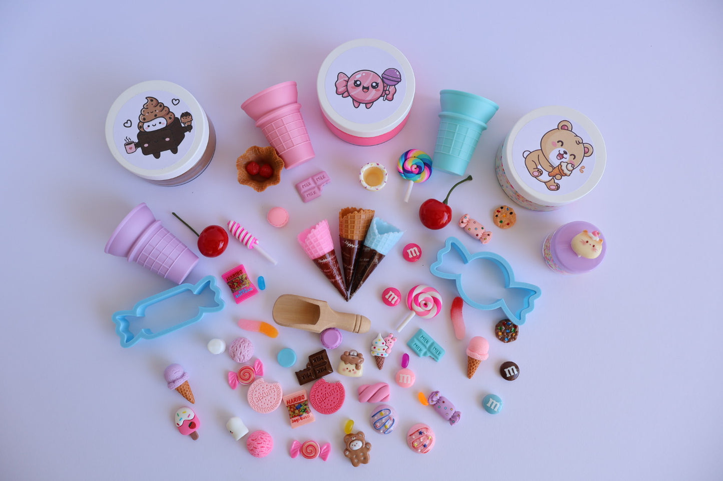 Have fun creating your own ice cream playdough shop and decorate all your creations with the candy and lolly charms. 